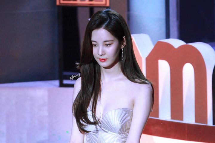 Instiz: Bộ váy hình vỏ sò của Seohyun