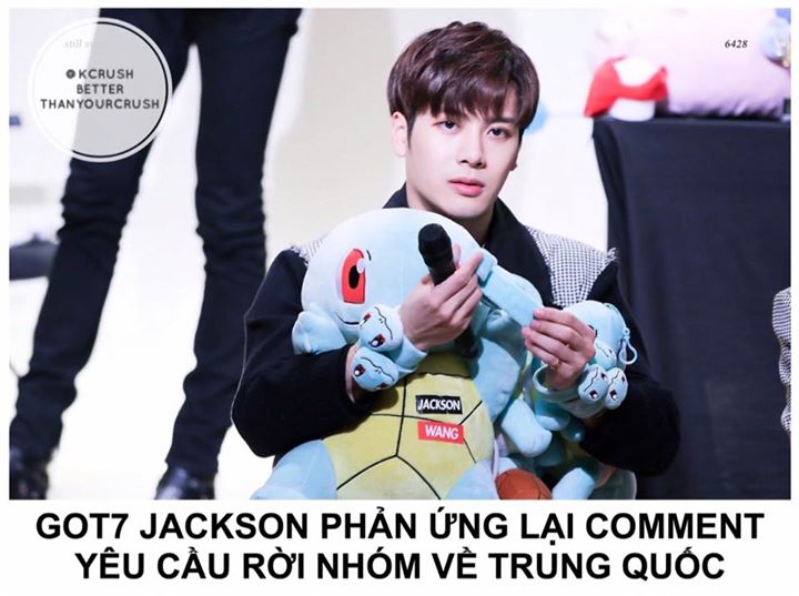 Gần đây GOT7 Jackson đã quay V Live để tâm sự với các fan. Lúc đang kể về nhóm nhỏ JJ Project của JB và Jin Young cùng ca khúc solo sắp tới của mình thì một người đã để lại bình luận bằng tiếng Trung: “Rời GOT7 và về lại Trung Quốc đi.”