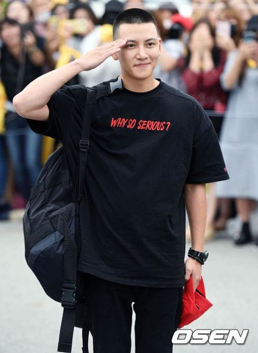 Ji Chang Wook lên đường nhập ngũ hôm nay. Nam diễn viên sẽ trải qua 2 tháng huấn luyện quân sự cơ bản tại Trung tâm đào tạo ở tỉnh Gangwon trước khi chính thức phục vụ quân đội với tư cách lính tại ngũ trong vòng 21 tháng.