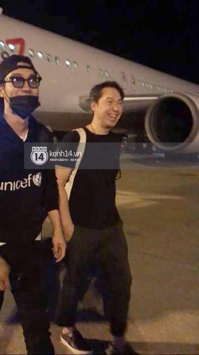 Super Junior Siwon và CEO SM Kim Young Min đáp xuống sân bay Đà Nẵng đêm qua để thực hiện hành trình từ thiện ”School for Asia” nằm trong dự án ”SMile for U” của SM x UNICEF.