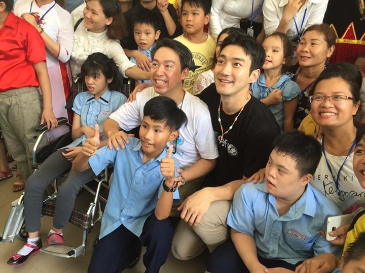 Super Junior Siwon tới thăm Trung tâm Hỗ trợ phát triển giáo dục hòa nhập Đà Nẵng với tư cách đại sứ UNICEF, cùng chơi nhạc cụ dân tộc và làm đồ thủ công với các em học sinh.