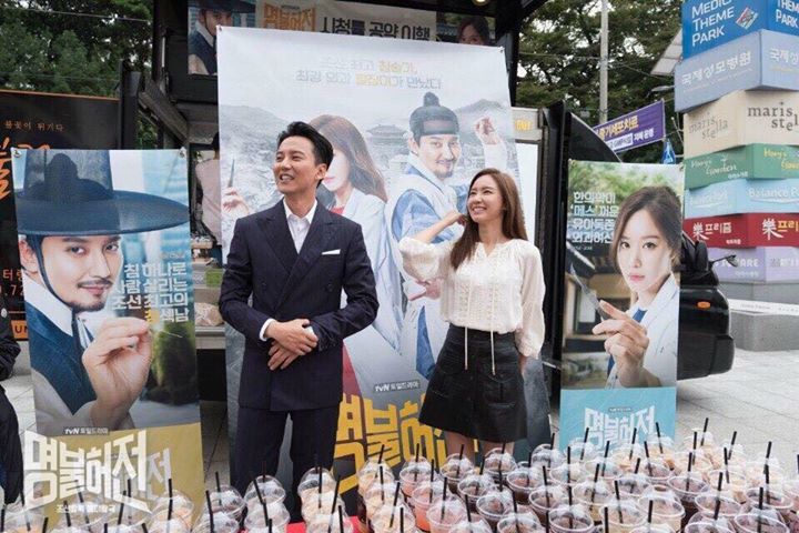 tvN "Live Up To Your Name" (Lang Y Lừng Danh) Kim Nam Gil và Kim Ah Joong thực hiện lời hứa phát 500 cốc cafe tại một bệnh viện khi rating vượt mốc 5%. Phát sóng mỗi tối thứ Bảy - Chủ nhật, hiện tập 4 của phim đã đạt rating 6%.