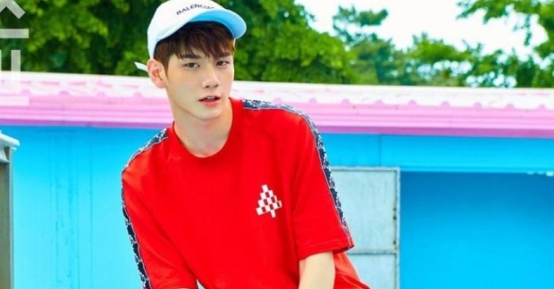 Ong Sung Woo (Wanna One) bỏ nguyên tắc đeo khẩu trang mà đi ra ngoài để mẹ nhận ra anh ấy nổi tiếng như thế nào