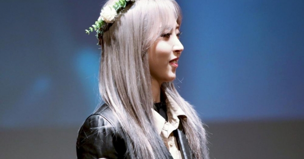 Phì cười với biểu cảm của Moonbyul (MAMAMOO) miễn cưỡng đội vòng hoa chiều lòng fan