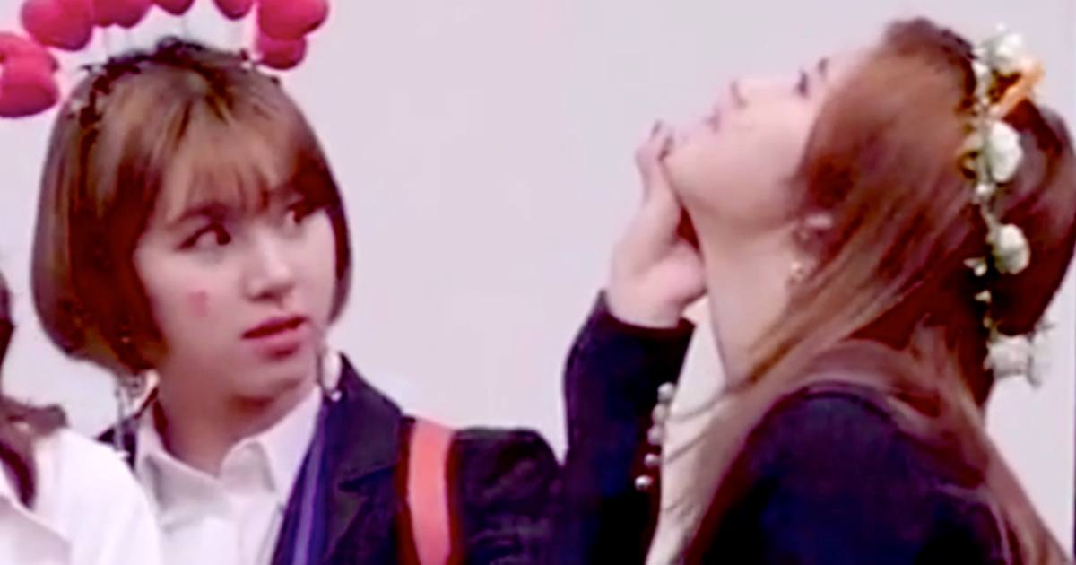 Chaeyoung l&agrave; người duy nhất tr&ecirc;n thế giới miễn nhiễm với aegyo của Sana