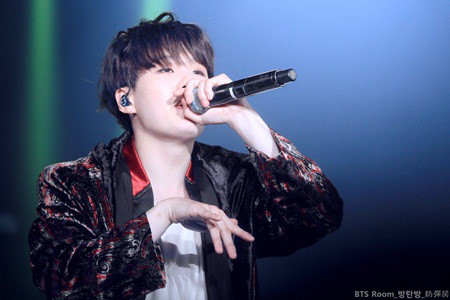 Đây là thói quen đặc biệt của Suga (BTS) mỗi khi anh nói tiếng Anh