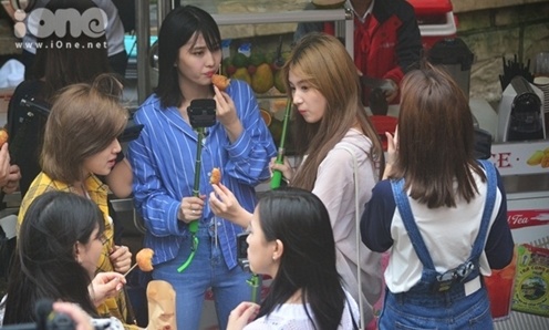 Các cô gái TWICE say sưa ăn bánh rán khi đến Việt Nam