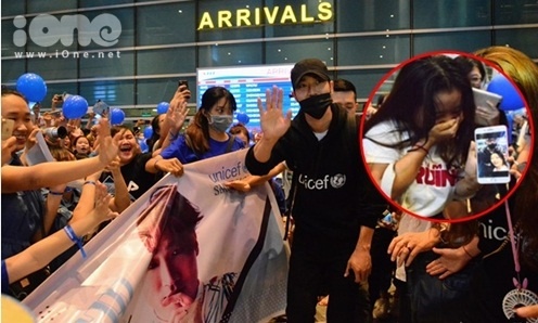 Sự thân thiện của Siwon khiến fan phát khóc tại sân bay Đà Nẵng
