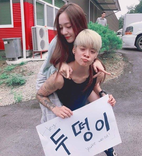Bài báo: Krystal trên lưng Amber 'cảnh báo đáng yêu'