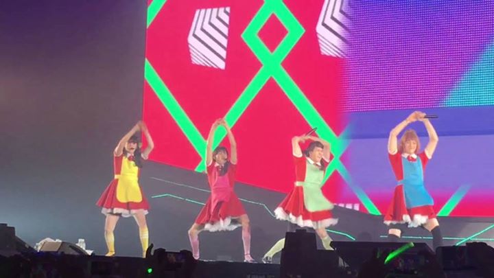 the qoo + SBS:  Trang phục biểu diễn của idol được nhìn thấy treo trong các cửa hiệu giặt ủi bình dân