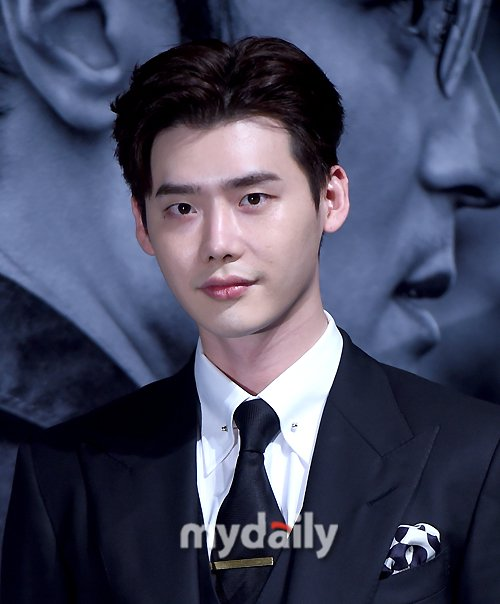 Bài báo: Đại diện của Lee Jong Suk, "Chúng tôi đã quyết định hoãn việc nhập ngũ... Chúng tôi rất tiếc"