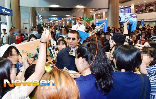 Bài báo: Liam Gallagher nổi điên với fan Hàn vì chen hàng ngay khi anh vừa đến Hàn Quốc