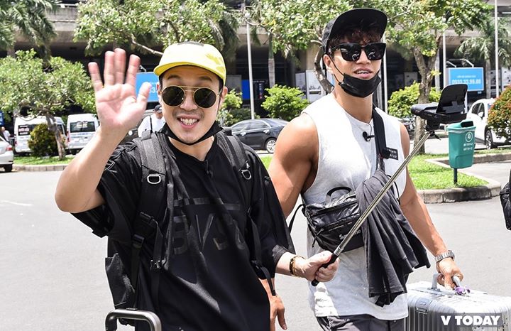 HaHa và Kim Jong Kook bất ngờ xuất hiện tại sân bay Tân Sơn Nhất cùng ekip Hàn Quốc để ghi hình cho một show giải trí mà cả 2 đang tham gia