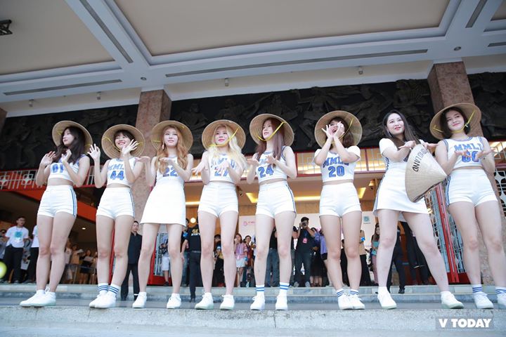 MOMOLAND đội nón lá nhảy BBoom BBoom ngoài sảnh Nhà hát Hòa Bình sau buổi ký tặng fansign