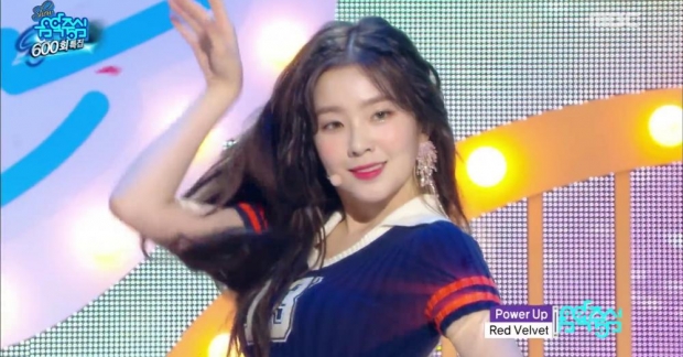 Stylist của Red Velvet tiếp tục bị ném đá vì để nữ thần Irene mặc áo rách đi diễn