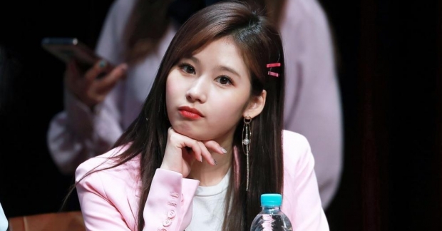 Mối quan hệ thân thiết bất ngờ của Sana ( TWICE) và một nam thần tượng được fan phát hiện ở ISAC Trung thu 2018