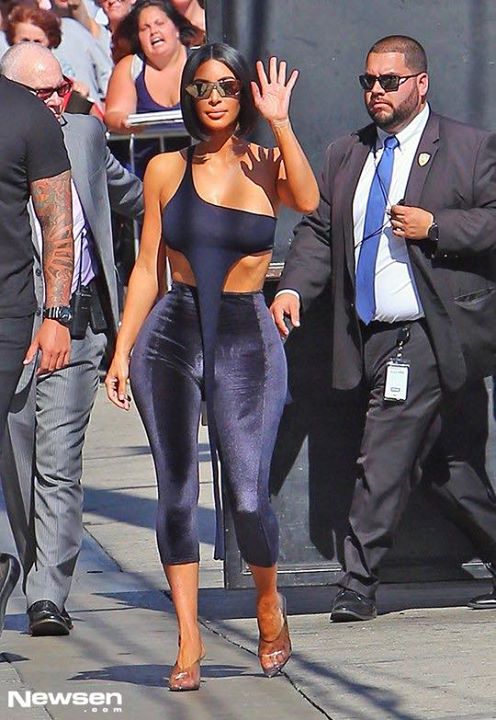 Bài báo: Kim Kardashian ‘thời trang chiến binh công nghệ với đường cong như được đồ hoạ” 