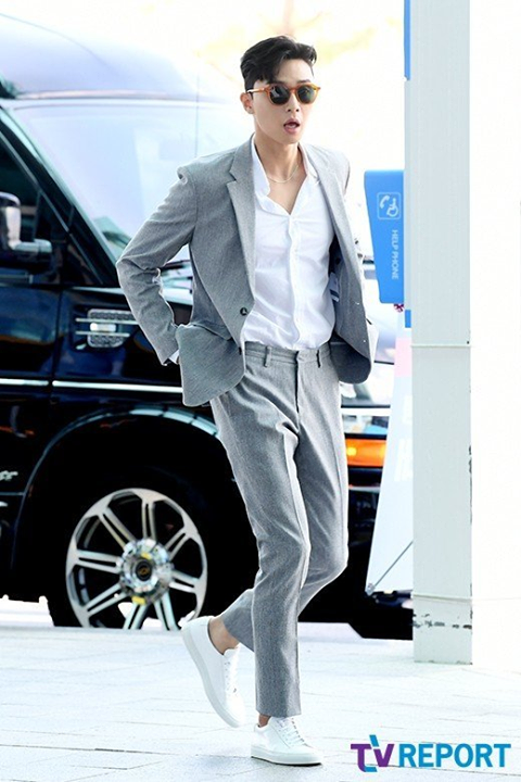 Bài báo: Park Seo Joon 'mày râu nhẵn nhụi áo quần bảnh bao tại sân bay' 