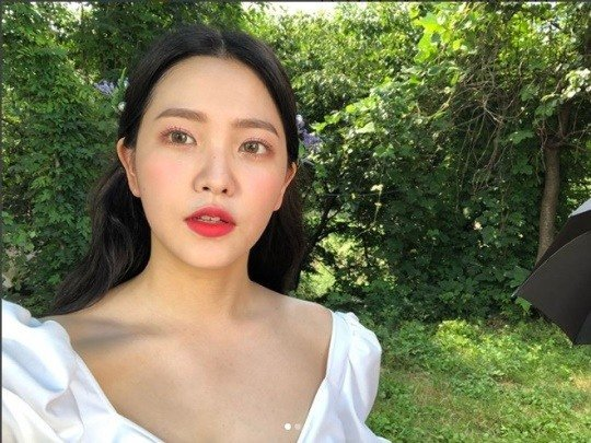 Bài báo: "Nữ thần tái sinh" Red Velvet Yeri 'không vấn đề' với áo khoét cổ