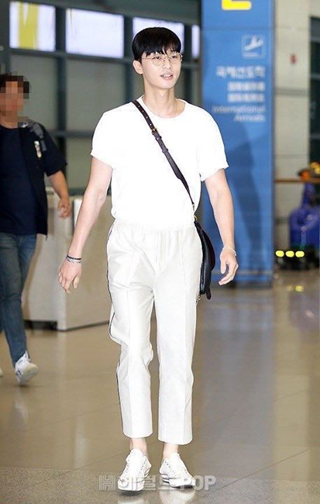 Bài báo: Park Seo Joon, thời trang bạn trai giản dị gọn gàng