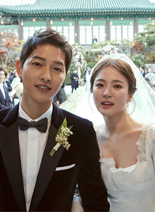 Bài báo: Song Joong Ki chứng minh anh ấy là chàng ngốc của Song Hye Kyo... "Vợ tôi rất đẹp"