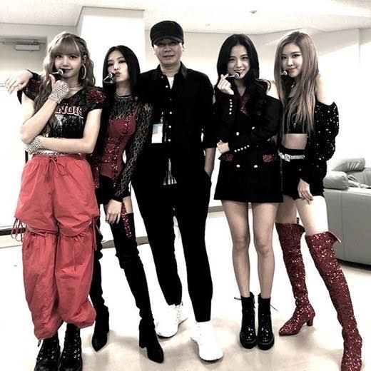 Bài báo: “Sự quý mến của YG” Yang Hyun Suk chụp ảnh cùng Black Pink trong phòng chờ