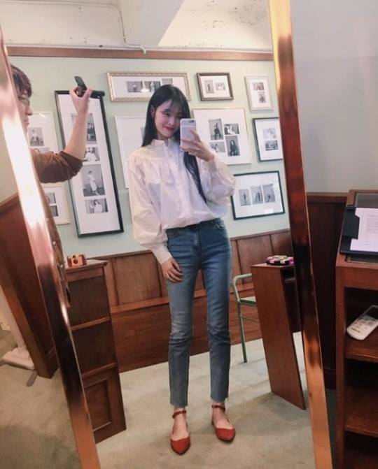 Bài báo: Sulli, sơ mi trắng + quần jeans, hoàn thiện vẻ ngoài của một cô gái ngây thơ   