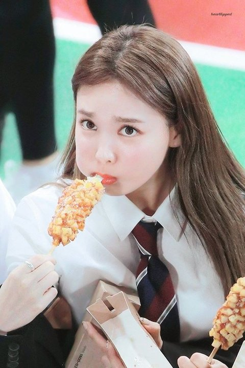 Pann: Nayeon ăn hotdog