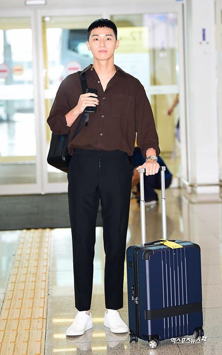 Park Seo Joon xuất hiện với mái tóc ”bát úp ngược” ở sân bay - tạo hình trong drama mới ”Itaekwon Class”