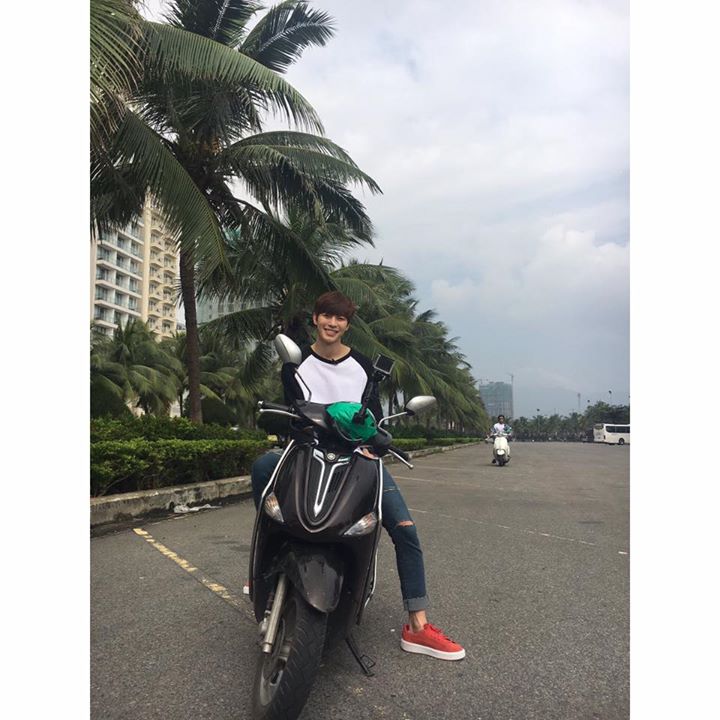 VIXX Hongbin trên chiếc Nozza và VIXX Ravi lái Vespa thấp thoáng ở đằng sau. Caption: "Trông anh có giống bạn trai không? #ThánhRavi"