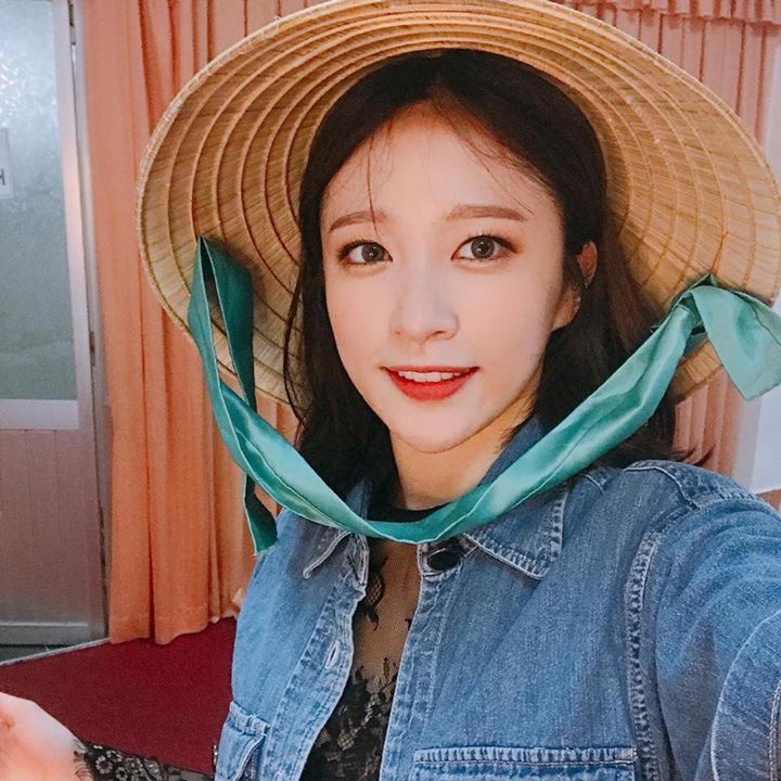 EXID Hani cập nhật Instagram khi đang đội chiếc nón lá Việt Nam: