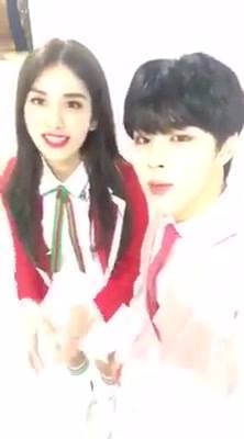 "Lỡ tay chạm ngực con gái" ? Video gây tranh cãi về việc UP10TION Wooshin vô tình hay cố ý đụng vào vòng 1 của bạn dẫn The Show - I.O.I Somi