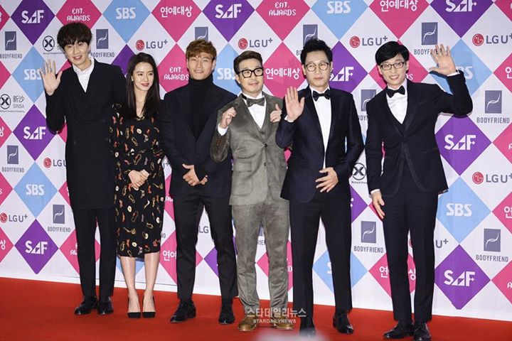 Thảm đỏ SBS Entertainment Awards 2016: Running Man team, Flower Crew team, 3 MC Inkigayo, AOA Seolhyun, Lee Si Young, Kang Nam & Kim Byung Man, Tony Ahn, Kim Shin Young, Yang Se Hyung, Jun Hyun Moo, ..v.v và nhiều nghệ sĩ khác.