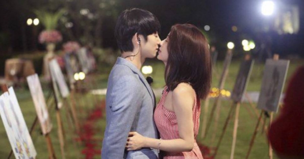 Heechul và nữ diễn viên Trung Quốc Li Feier khóa môi trong show thực tế "Perhaps Love"