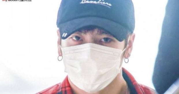 Hình ảnh Jackson (GOT7) bất lực ngồi sụp trước fan cuồng gây sốc