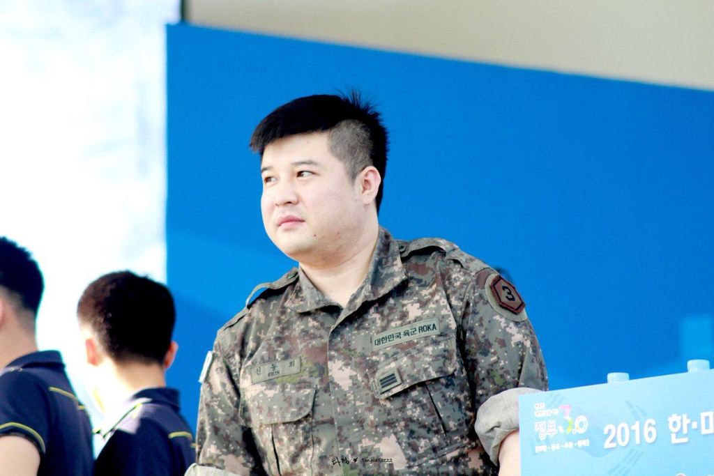 Super Junior Shindong bị Lee Teuk bắt cóc ngay sau khi xuất ngũ