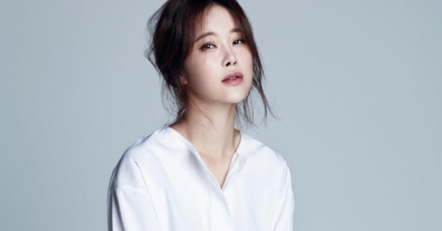 Baek Ji Young cũng "tranh thủ" tung ra sản phẩm cuối năm 