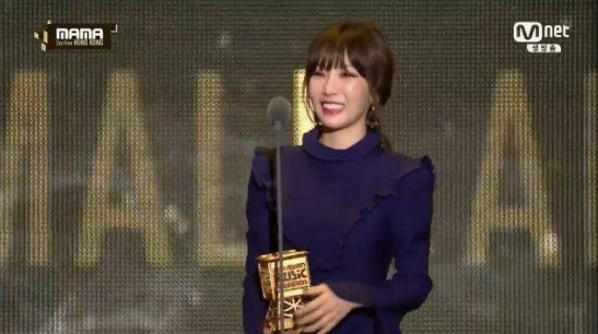 Bài báo: [2016 MAMA] Taeyeon giật giải nữ ca sỹ 2 năm liền... phát biểu nhận giải trong nước mắt