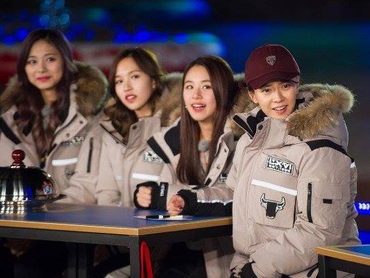 Bài báo: "Running Man" Song Ji Hyo vẫn tỏa sáng ngay cả khi ngồi giữa Twice "sức mạnh của một nữ diễn viên"