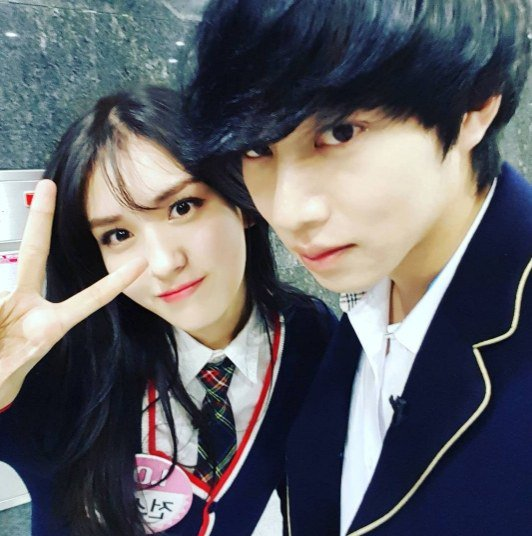 Bài báo: 'Knowing Bros' Kim Heechul chụp một tấm hình anh em với cô bé nhỏ hơn 18 tuổi IOI Jun Somi 
