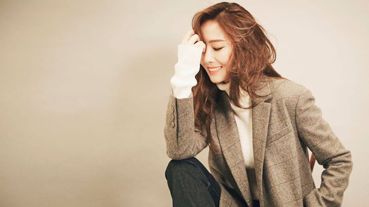 theqoo: Một fan hỏi Jessica "Em có thể cho chị thấy một thứ tuyệt đẹp không?" và đưa cô ấy chiếc gương.gif  