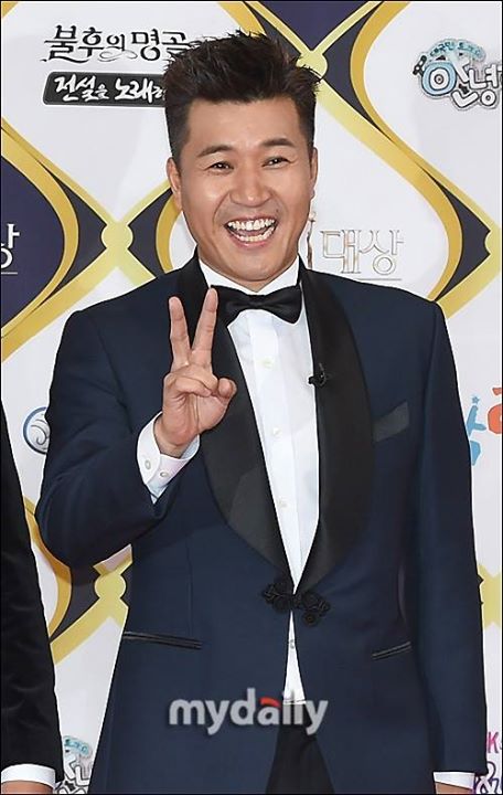 Bài báo: '9 năm để đi đến chiến thắng' Kim Jong Min giành daesang tại KBS Entertainment Awards 2016 