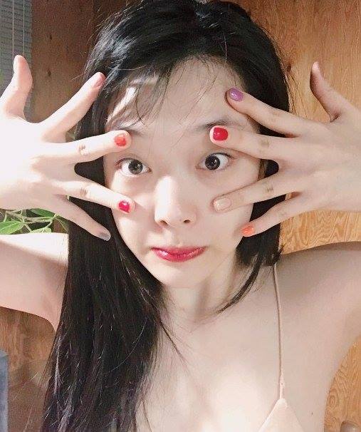 Bài báo: Sulli là cô bé tinh nghịch có biểu cảm tếu táo 