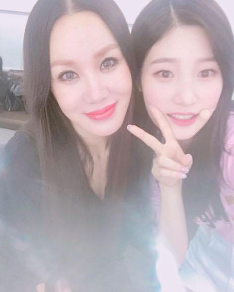 Bài báo: "Cách biệt 28 tuổi, khó tin"... Uhm Jung Hwa và Jung Chaeyeon chụp ảnh chị em thân thiết