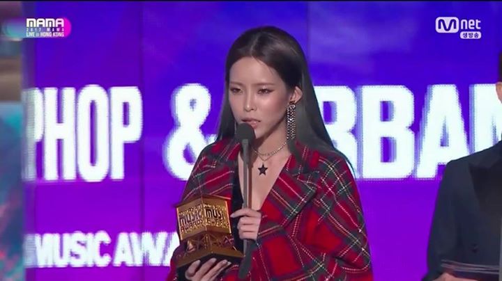 Heize thắng giải Best Hip-Hop & Urban Music tại MAMA Hồng K&ocirc;ng với ca kh&uacute;c &ldquo;Don&rsquo;t Know You&rdquo;