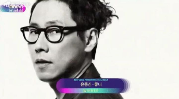 Thêm một giải thưởng trao cho người vắng mặt, “Like It” của Yoon Jong Shin thắng Best Vocal Performance Male Solo tại MAMA Hồng Kông