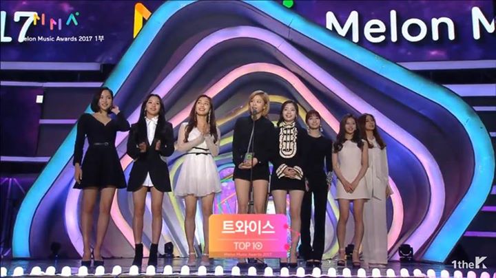 TWICE là nhóm nhạc đầu tiên nhận Bonsang Top 10 Artist tại Melon Music Awards 2017