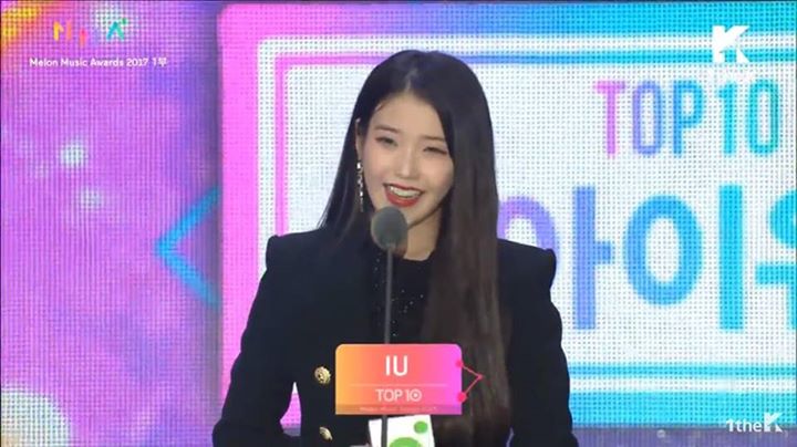 IU nhận Bonsang Top 10 Artist tại Melon Music Awards 2017