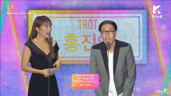 &ldquo;Ring Ring&rdquo; của Hong Jin Young v&agrave; Kim Young Chul thắng giải Best Trot tại Melon Music Awards 2017
