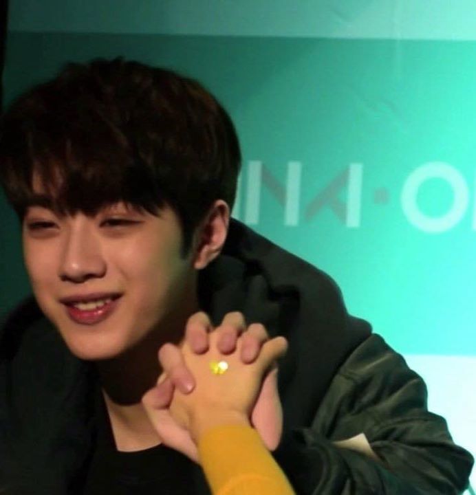 &ldquo;Sự kh&aacute;c biệt giữa k&iacute;ch cỡ tay của Lai Guanlin v&agrave; fan.jpg